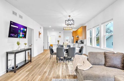 Elgin House | Elgin Escape –Near Train, Parks & Restaurants