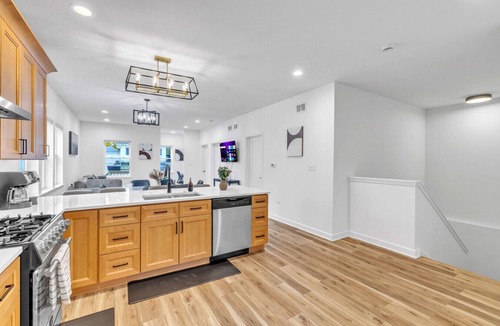 Elgin House | Elgin Escape –Near Train, Parks & Restaurants
