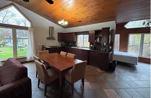 Ruthven Cabin | Elias Cabin CliffsidenA Cozy Getaway in Nature's Embrace