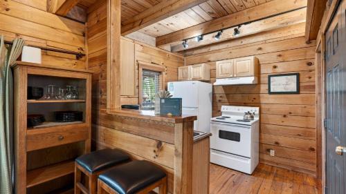 Townsend House | Elijahs Isaiahs Jacks Sónyahs Cabins by AvantStay
