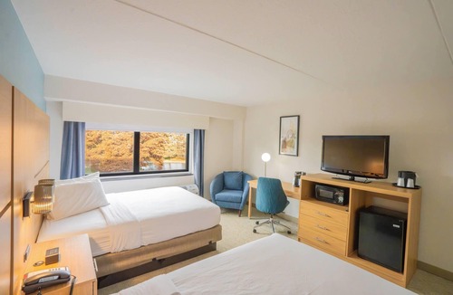 Maryland Heights Hotel | Elimwood Hotel, a Ramada by Wyndham