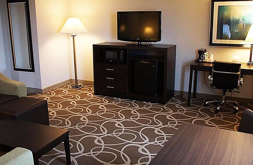 Maryland Heights Hotel | Elimwood Hotel, a Ramada by Wyndham