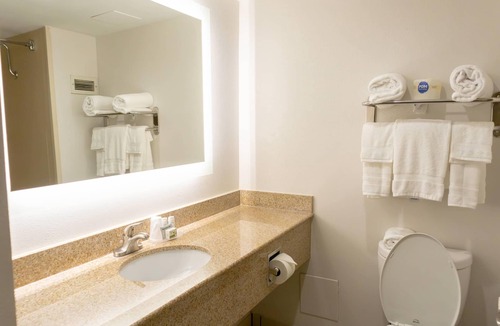 Maryland Heights Hotel | Elimwood Hotel, a Ramada by Wyndham
