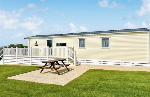 Cross Inn House | Elite 3 Bed with Decking