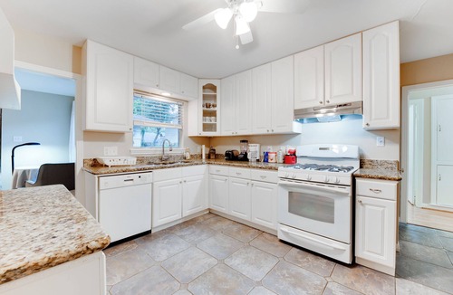 Bellaire House | Elite 5 STAR Home Sweet - SPA-POOL-ART -MD-Anderson-TMC-NRG-HBU