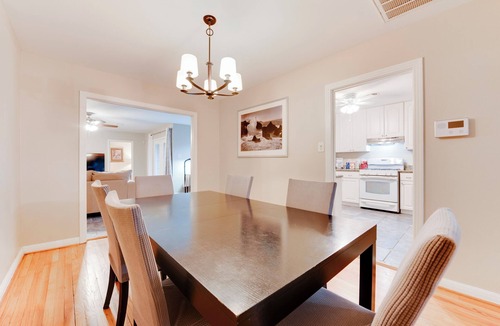 Bellaire House | Elite 5 STAR Home Sweet - SPA-POOL-ART -MD-Anderson-TMC-NRG-HBU