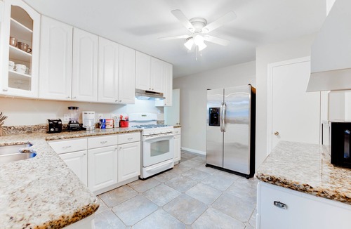 Bellaire House | Elite 5 STAR Home Sweet - SPA-POOL-ART -MD-Anderson-TMC-NRG-HBU