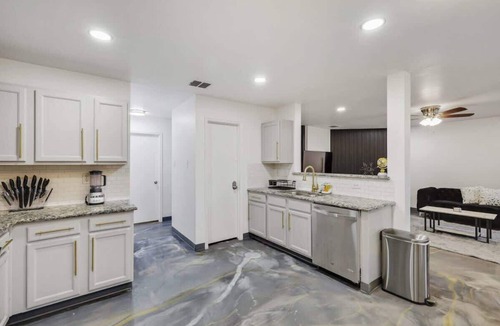 South Arlington House | Elite 5BR/3.5B Home with Game Room, Hot Tub, & Sauna