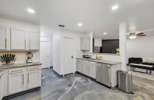 South Arlington Cottage | Elite 5BR Home With Game Room, Hot Tub, & Sauna