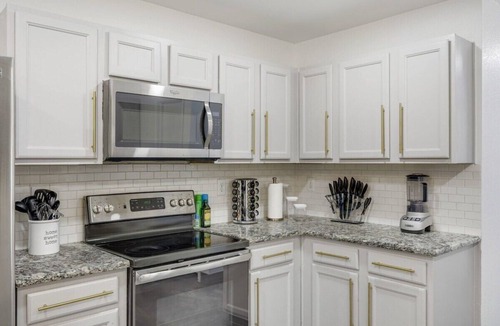South Arlington Cottage | Elite 5BR Home With Game Room, Hot Tub, & Sauna