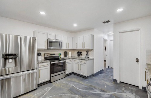 South Arlington Cottage | Elite 5BR Home With Game Room, Hot Tub, & Sauna