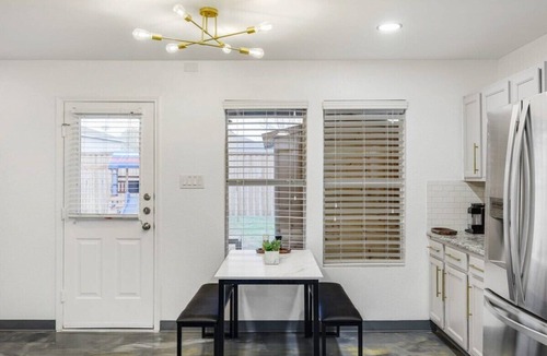 South Arlington Cottage | Elite 5BR Home With Game Room, Hot Tub, & Sauna