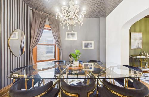 Wrigleyville Apartment | Elite Art Deco Duplex Garage