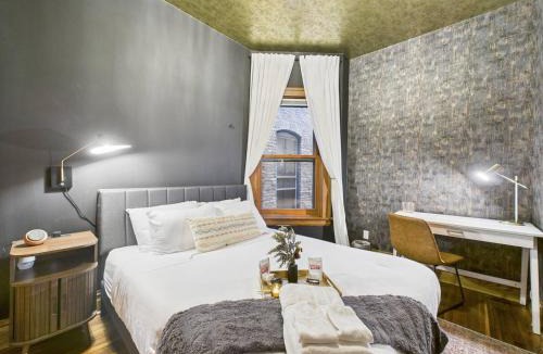 Wrigleyville Apartment | Elite Art Deco Duplex Garage
