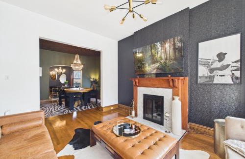 Wrigleyville Apartment | Elite Art Deco Duplex Garage