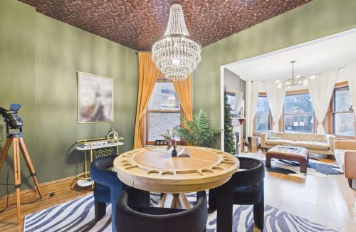 Wrigleyville Apartment | Elite Art Deco Duplex Garage