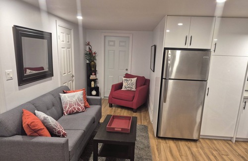 Port Union House | Elite Modern Escape | 2BR Close Water Front, Go Train, TTC & 401