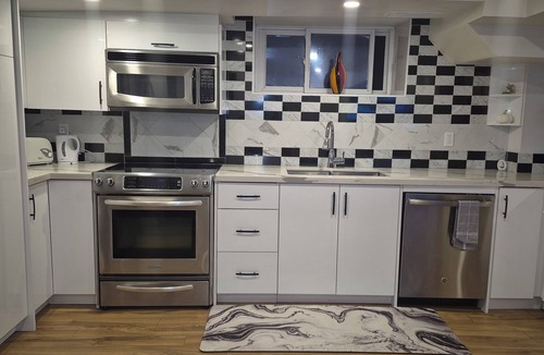 Port Union House | Elite Modern Escape | 2BR Close Water Front, Go Train, TTC & 401