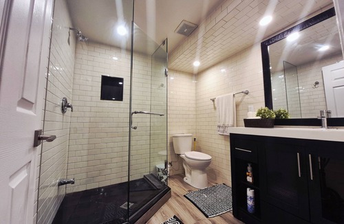 Port Union House | Elite Modern Escape | 2BR Close Water Front, Go Train, TTC & 401