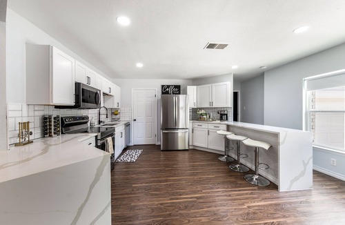Wetmore House | Elite Retreat w/pool table & shuffleboard @ La Cantera, Six Flags, RIM, UTSA