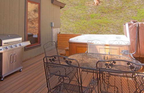 Woodland Park Cabin | Elite winter retreat, hot tub, 2 fireplaces, Ice skating on the village pond.