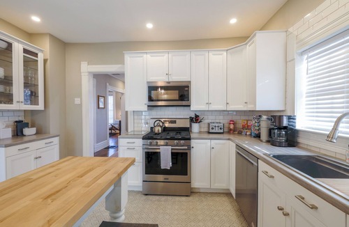 Maquoketa House | Eliza Cottage: Restored 1885 Queen Anne