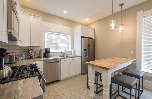 Maquoketa House | Eliza Cottage: Restored 1885 Queen Anne