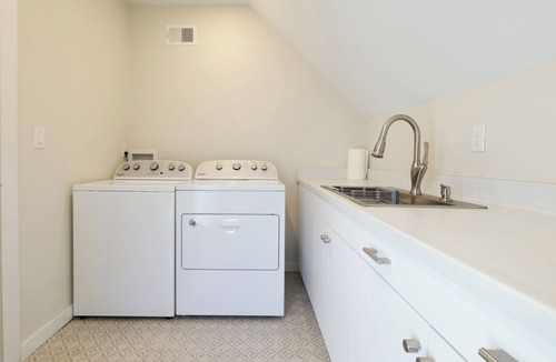 Maquoketa House | Eliza Cottage: Restored 1885 Queen Anne