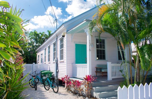 The Meadows House | Eliza Street Retreat, 2 bedroom, 2 bathrm, + loft, private pool, great location