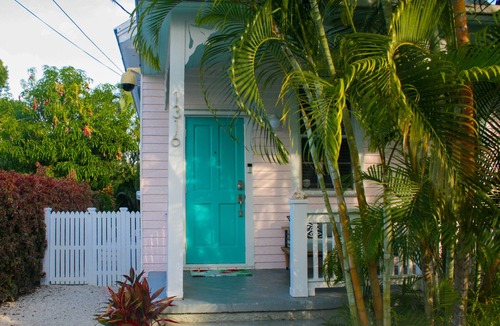 The Meadows House | Eliza Street Retreat, 2 bedroom, 2 bathrm, + loft, private pool, great location
