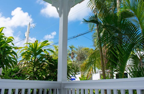 The Meadows House | Eliza Street Retreat, 2 bedroom, 2 bathrm, + loft, private pool, great location