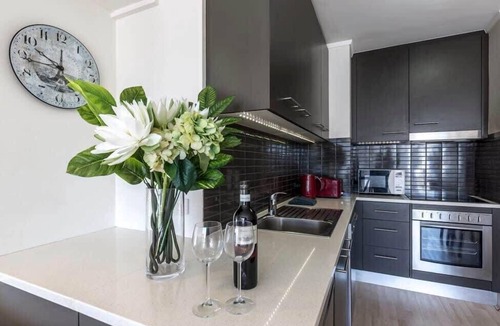 Elizabeth Bay Apartment | Elizabeth Bay Apmnt - Water Views & Free Parking