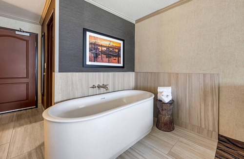 Newport Hotel | Elizabeth Oceanfront Suites, an Ascend Collection Hotel