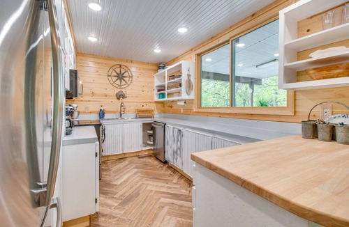 Elizabeth House | Elizabeth Vacation Rental w/Private Hot Tub!