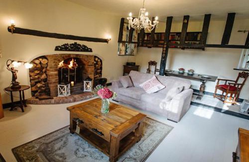 Burnham-on-Crouch House | Elizabethan Manor House - Sleeps 2-4 - Parking