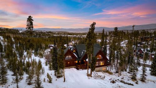 Elk Court Cabins House | Elk Court Lodge by AvantStay