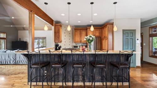 Elk Court Cabins House | Elk Court Lodge by AvantStay