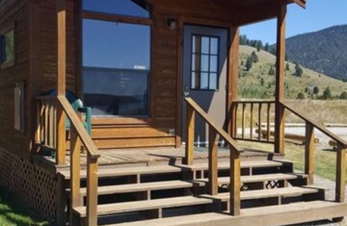 West Yellowstone Cabin | Elk Haven Camping (Cabin 16)