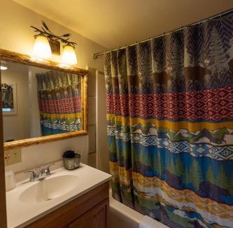 Cooke City-Silver Gate Hotel | Elk Horn Lodge Motel and Cabins