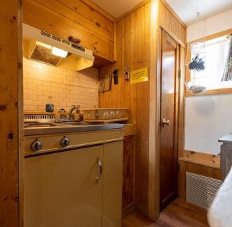 Cooke City-Silver Gate Hotel | Elk Horn Lodge Motel and Cabins