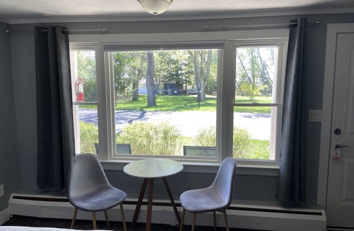 Williamsburg Hotel | Elk Rapids Lakeshore Inn