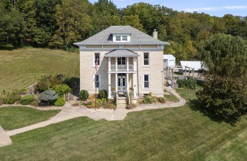 Elkader Hotel | Elkader Jailhouse Inn