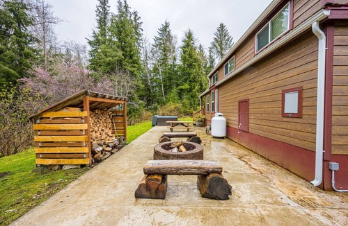 Forks Cabin | ElkCreekInn: creekside tiny home