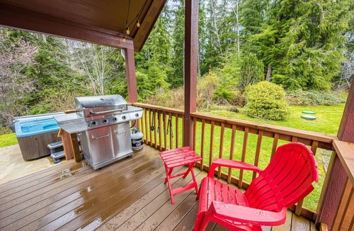 Forks Cabin | ElkCreekInn: creekside tiny home