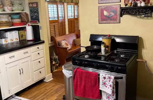Elkhart Cottage | Elkhart's Historic and Comfy Cottage Inn