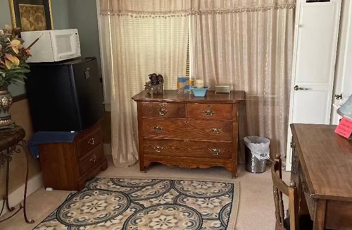 Elkhart Cottage | Elkhart's Historic and Comfy Cottage Inn