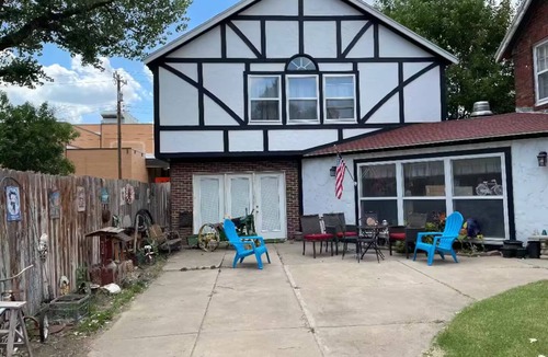 Elkhart Cottage | Elkhart's Historic and Comfy Cottage Inn