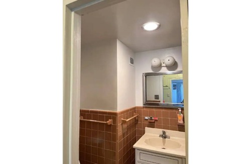 Elkins Park Cabin | Elkins Park studio 1 Queen & 1 sleeper Hotel style kitchen & bathroom+ Amenities