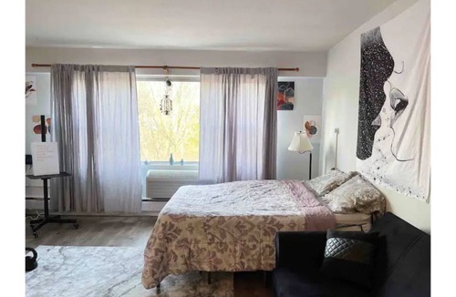 Elkins Park Cabin | Elkins Park studio 1 Queen & 1 sleeper Hotel style kitchen & bathroom+ Amenities