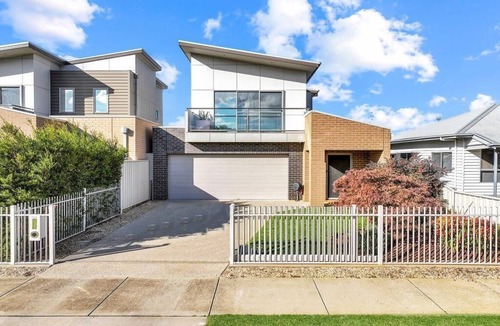 Echuca House | Ella On Hare - Echuca Holiday Homes